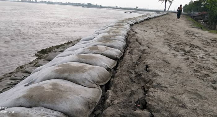 “অশনি” এর সর্তক সংকেত: এলাকাবাসী আতংকগ্রস্ত