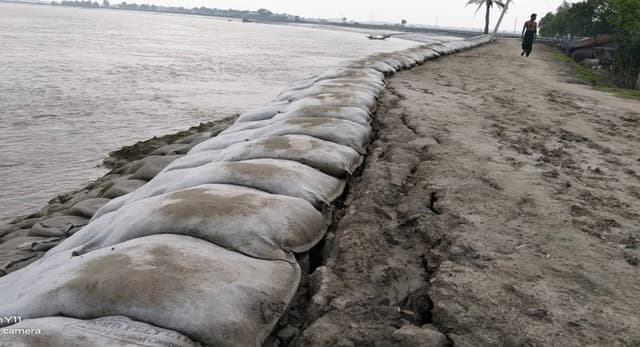 “অশনি” এর সর্তক সংকেত: এলাকাবাসী আতংকগ্রস্ত