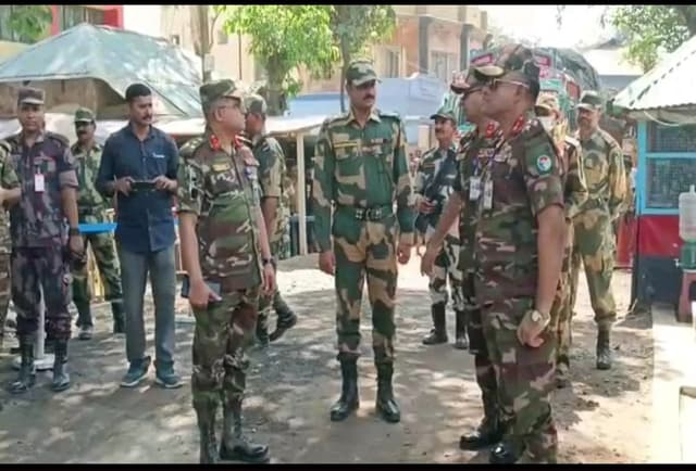 হিলি সীমান্ত পরিদর্শনে এএফডাব্লিউসি কোর্সের প্রতিনিধি দল