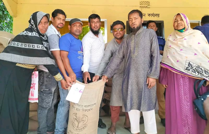 হিলিতে ভিডাব্লিউবি চাল পেয়ে খুশি উপকারভোগীরা