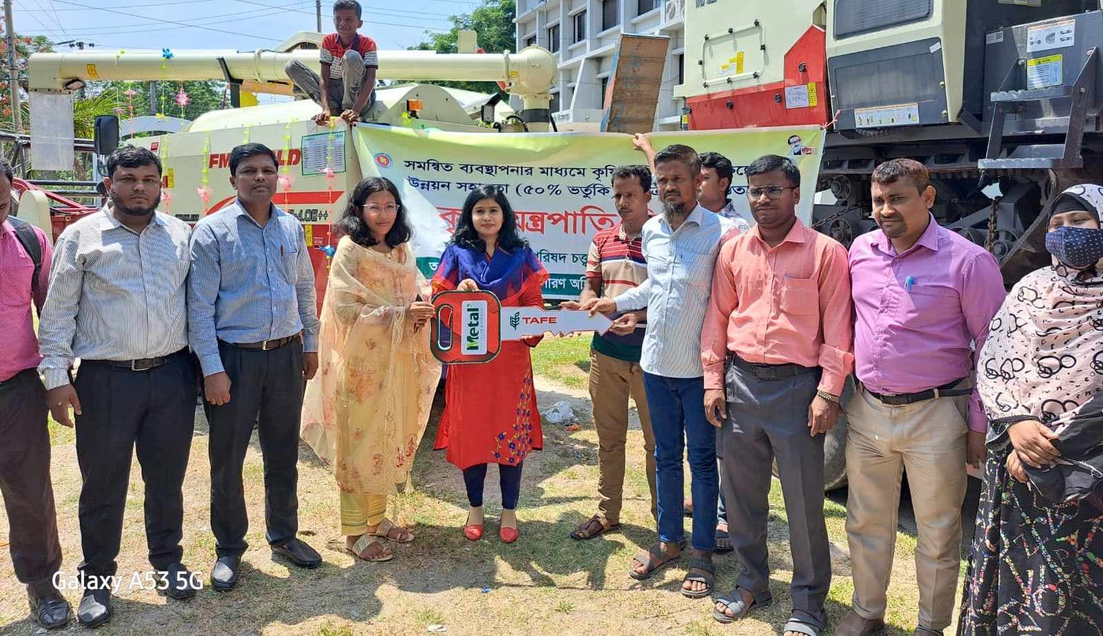 ফুলবাড়ীতে কম্বাইন হারভেস্টার মেশিন বিতরণ