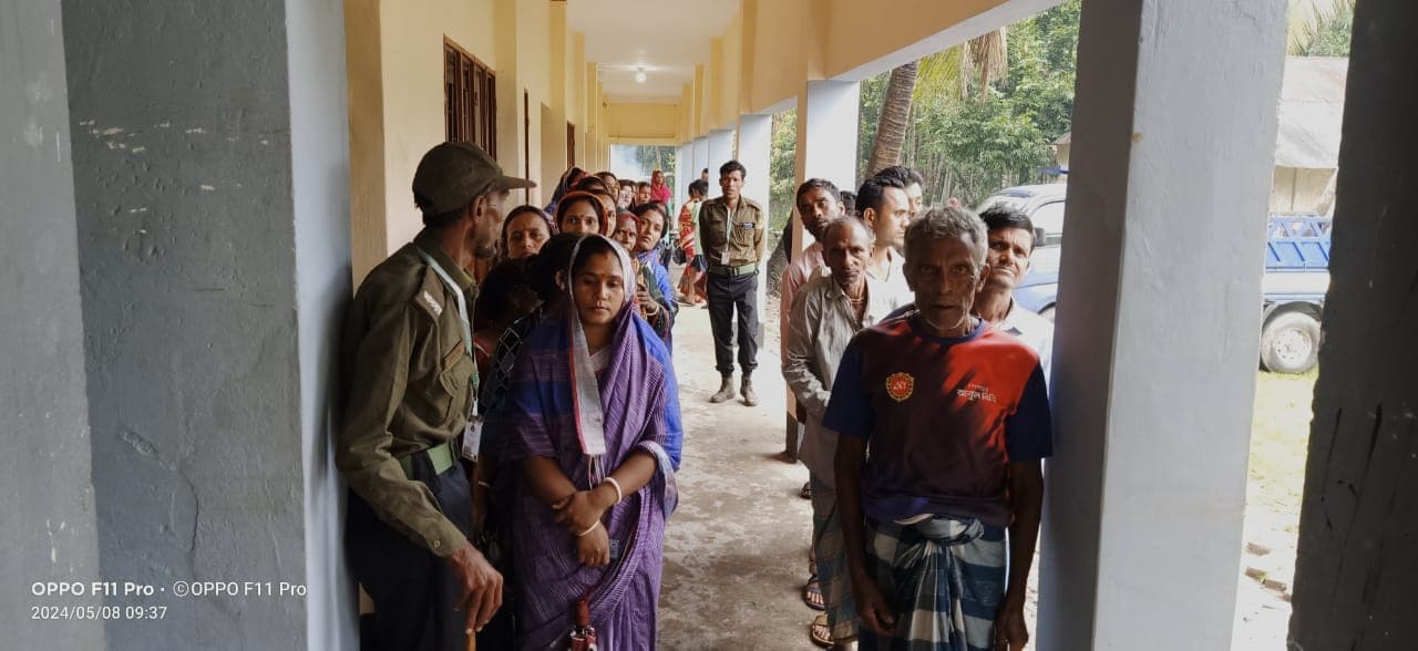 নোয়াখালীর সুবর্ণচরে শান্তিপূর্ণ ভোট গ্রহণ চলছে, ভোটার উপস্থিতি কম