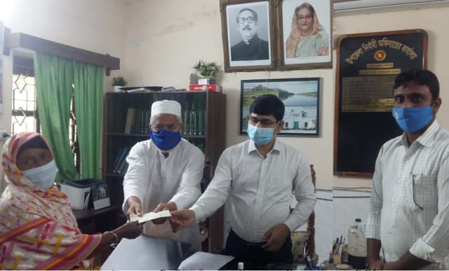 নওগাঁয় দূরারোগ্য রোগিদের অনুদানের চেক বিতরণ