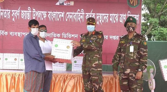বরিশালে সেনাবাহিনীর ত্রাণসামগ্রী বিতরণ