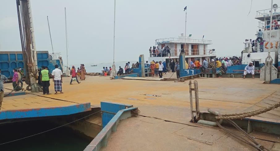 যাত্রীদের তেমন চাপ নেই দৌলতদিয়া ঘাটে: কঠোর প্রশাসন