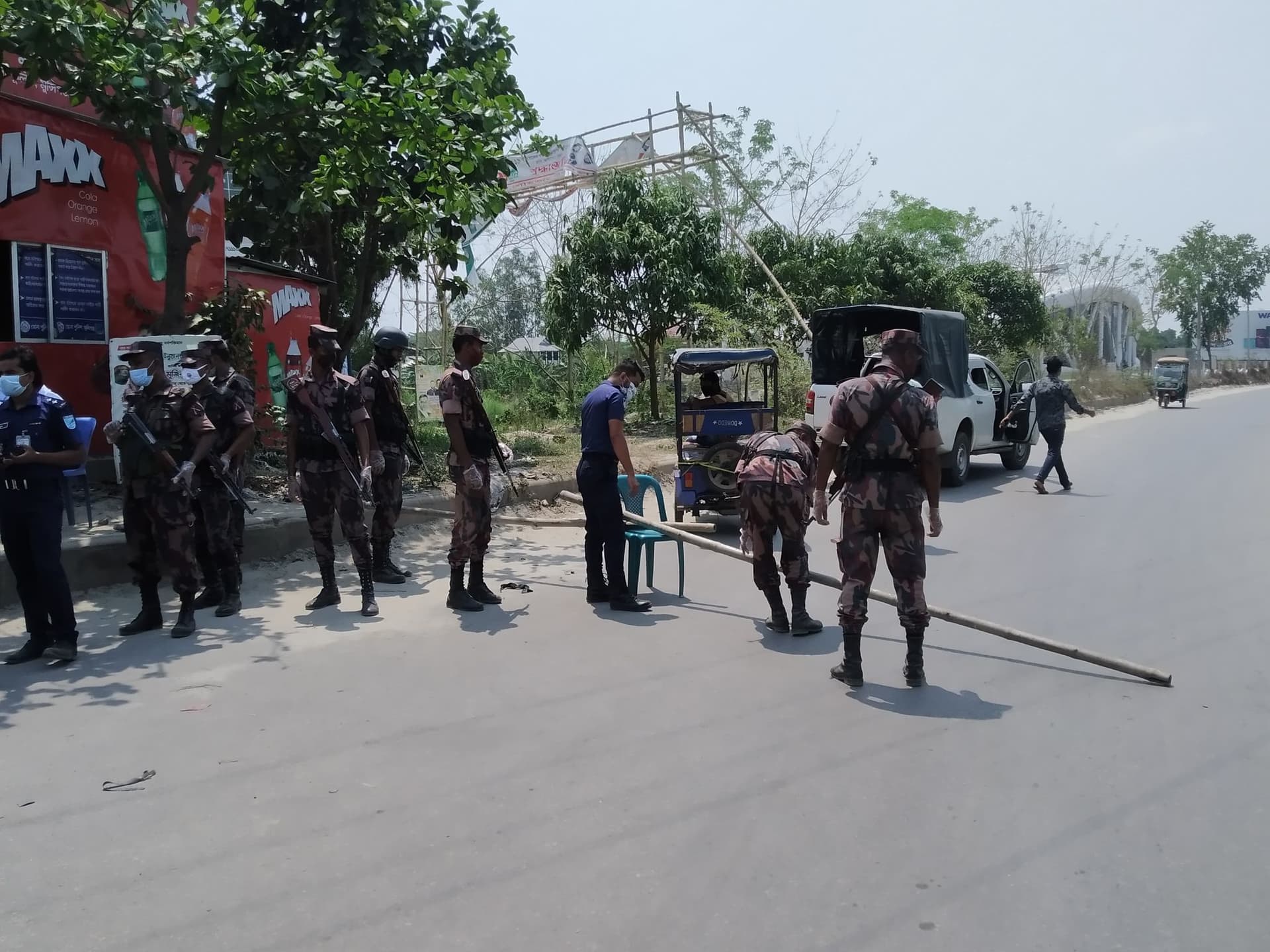 বিজিবি টহল উপেক্ষা করে ফেরি ঘাটে মানুষের ঢল!