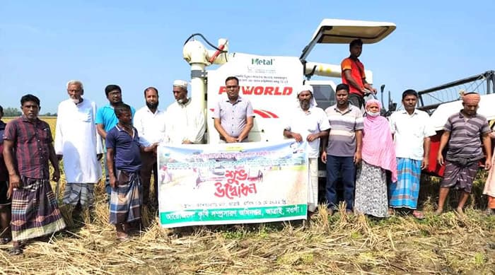 আত্রাইয়ে কম্বাইন হারভেস্টার মেশিনে ধান কর্তন উদ্বোধন