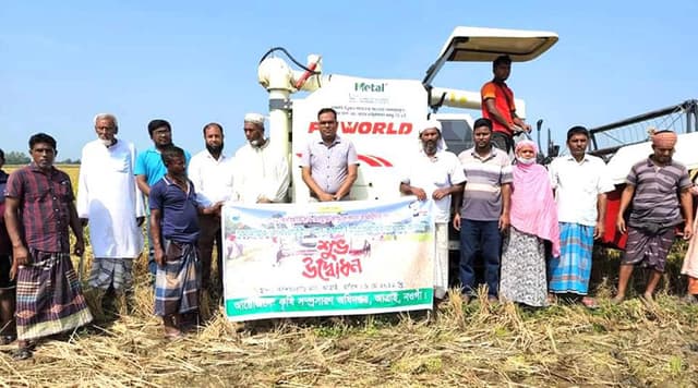 আত্রাইয়ে কম্বাইন হারভেস্টার মেশিনে ধান কর্তন উদ্বোধন