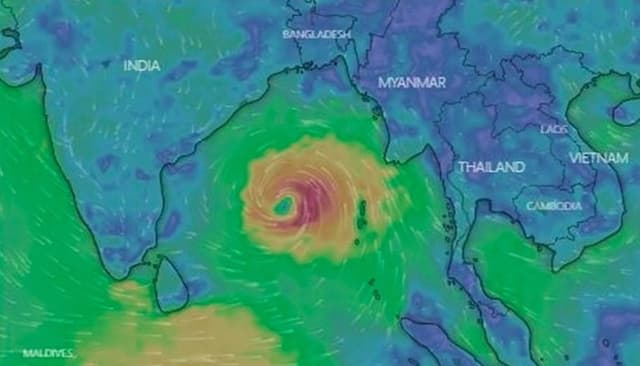 শক্তি সঞ্চয় করে উপকূলের দিকে ঘূর্ণিঝড় ‘অশনি’