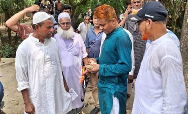 মুলাদীতে চেয়ারম্যান প্রার্থীর বিরুদ্ধে প্রকাশ্যে টাকা বিতরণের অভিযোগ