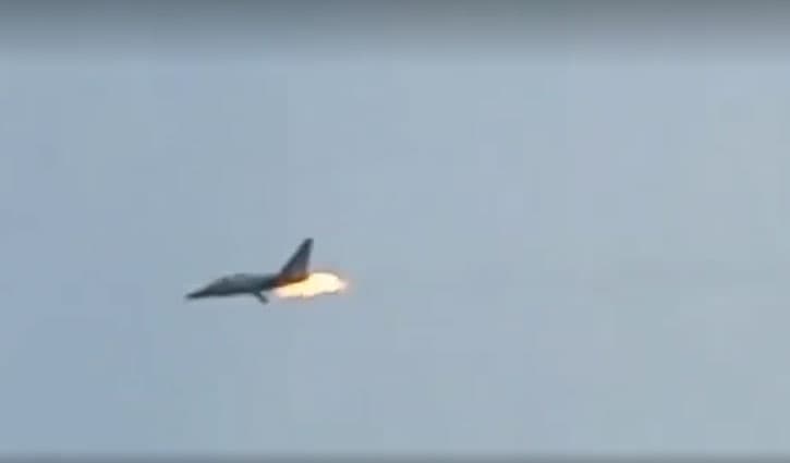 কর্ণফুলীতে বিমানবাহিনীর প্রশিক্ষণ বিমান বিধ্বস্ত, জাহাজ চলাচল বন্ধ