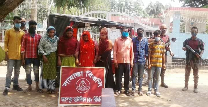 অবৈধ প্রবেশ করায় সীমান্তে দালালসহ ২৮ নারী-পুরুষ আটক