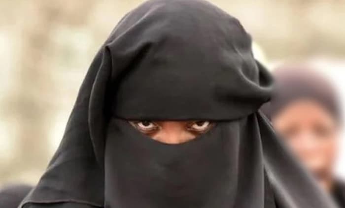 বোরকা পরে ছাত্রীদের মেসে যুবক, অতপর ...