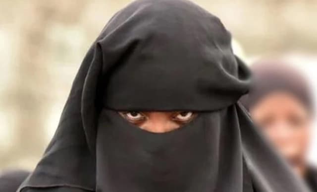 বোরকা পরে ছাত্রীদের মেসে যুবক, অতপর ...