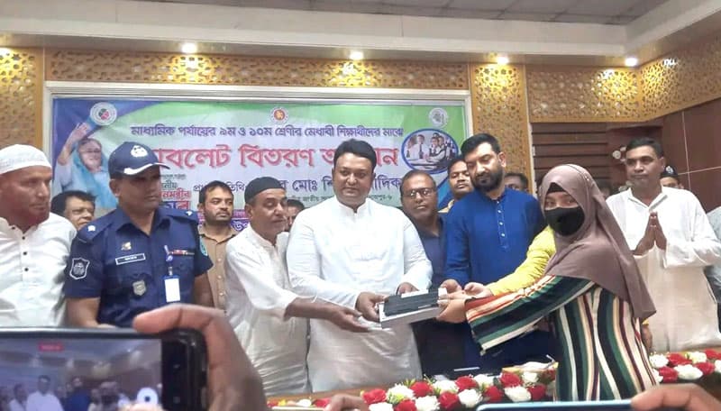 হিলিতে প্রধানমন্ত্রীর উপহারের ট্যাব পেয়ে খুশি স্কুলশিক্ষার্থীরা