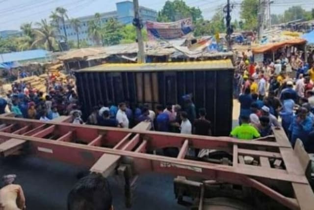 চলন্ত রিকশার ওপর পড়ল কনটেইনার, নিহত ২