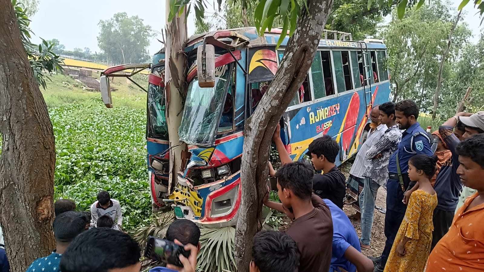 হিলিতে যাত্রীবাহী বাস নিয়ন্ত্রণ হারিয়ে গাছের সাথে ধাক্কা আহত ২৫