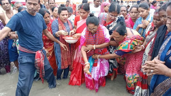 কুয়াকাটা সমুদ্র সৈকতে সনাতন ধর্মাবলম্বীদের গঙ্গাস্নান
