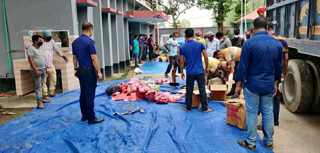 হিলিতে খাদ্যপণ্য আমদানীর আড়ালে ভারতীয় কাপড় পাচার