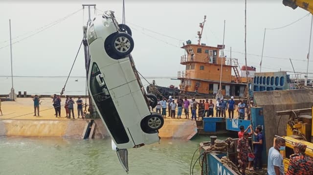 ডুবে যাওয়া মাইক্রোবাসের মালিক ও চালকের পরিচয় শনাক্ত