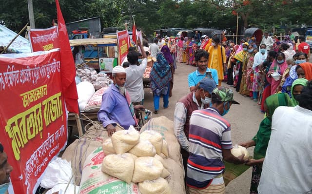 বরিশালে ফের চালু হলো “ভ্রাম্যমান মানবতার বাজার”