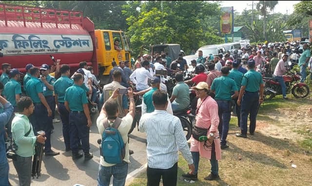 বরিশালে জাপা চেয়ারম্যান জিএম কাদেরের মোটরসাইকেল বহর আটকে দিল পুলিশ
