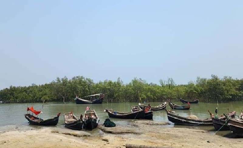 ঘূর্ণিঝড় ‘মোখা’ আতঙ্কে দ্বীপ ছাড়ছেন সেন্টমার্টিনের বাসিন্দারা