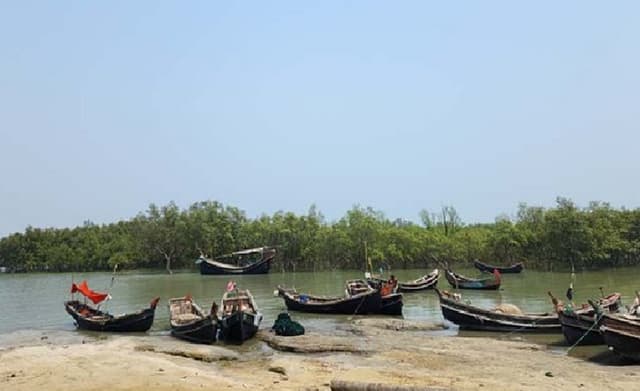ঘূর্ণিঝড় ‘মোখা’ আতঙ্কে দ্বীপ ছাড়ছেন সেন্টমার্টিনের বাসিন্দারা