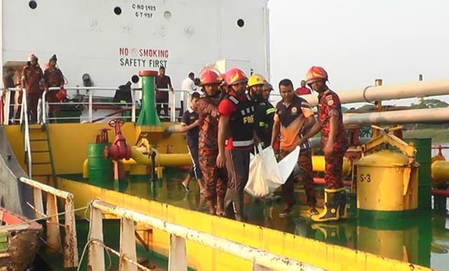 কীর্তনখোলায় তেলবাহী ট্যাংকার বিস্ফোরণ, দুইজনের মরদেহ উদ্ধার, বাড়তে নিহতের সংখ্যা