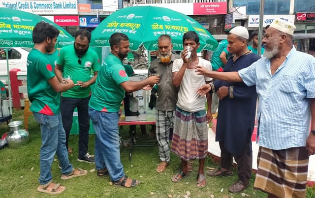 বরিশালে তীব্র তাপদাহে মানুষের তৃষ্ণা মেটাচ্ছে ‘বিডি ক্লিন’