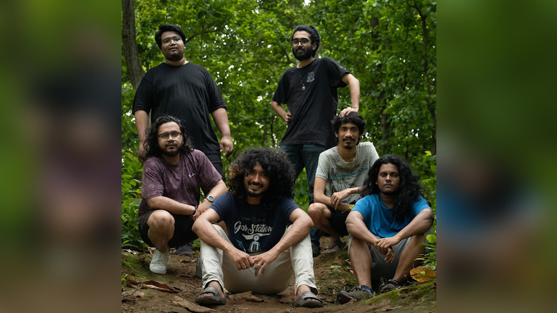 বাস-মাইক্রোবাস সংঘর্ষ, সংগীতশিল্পীসহ নিহত ২