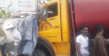 দুজনকে পিষে দোকানে উঠে গেলো লরি