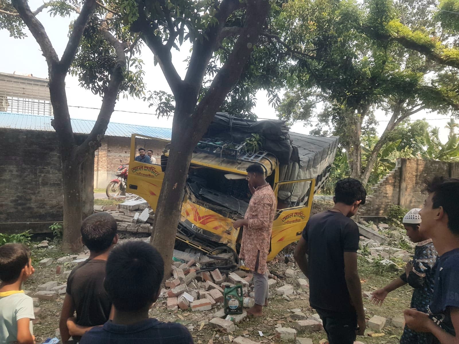 রাজশাহীতে নিয়ন্ত্রণ হারিয়ে মাদ্রাসার ভিতরে ঢুকে পড়লো ট্রাক