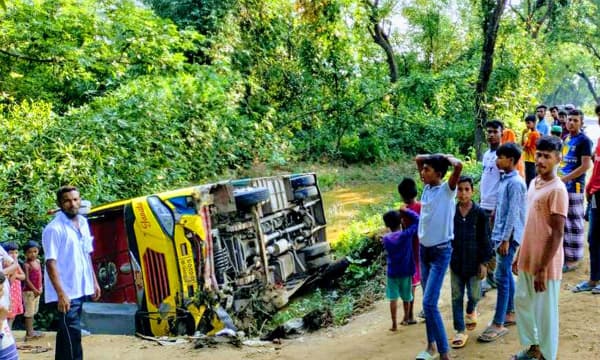 নিয়ন্ত্রণ হারিয়ে মালিকসহ যাত্রীবাহী বাস খাদে, আহত ২৫