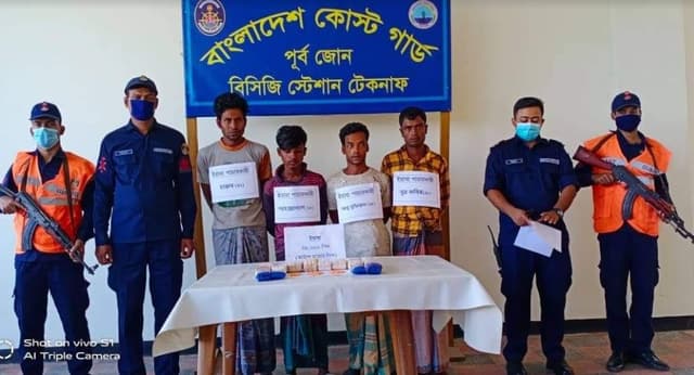 টেকনাফে ২৮ হাজার ইয়াবাসহ ৪ পাচারকারি আটক