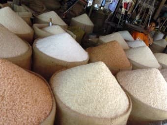 আশাশুনির হাট বাজারে পালিশ করা চাল,মারাত্মক স্বাস্থ্য ঝুকিতে ভোক্তরা