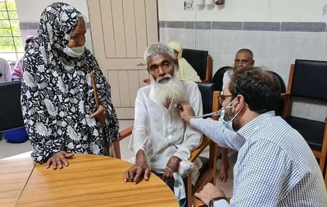 ৭০ বছর বয়সী ছেলেকে নিয়ে ডাক্তারের কাছে শতবর্ষী মা