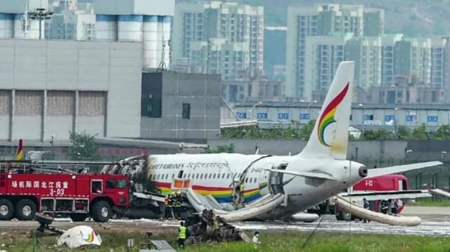 চীনে ১১৩ জন যাত্রী নিয়ে প্লেনে আগুন