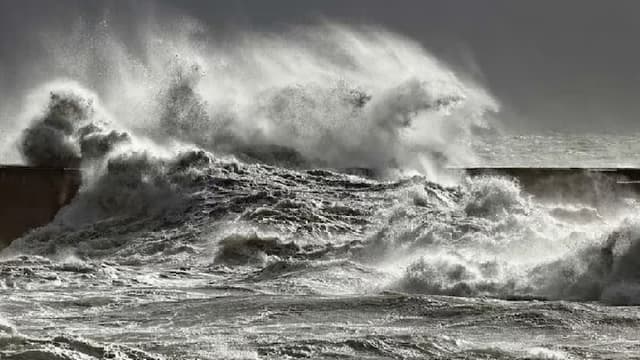 অতি প্রবল ঘূর্ণিঝড়ে পরিণত ‘মোখা’