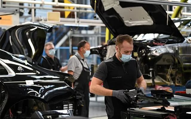 জার্মানিতে মার্সিডিজ কারখানায় গোলাগুলি, নিহত ২