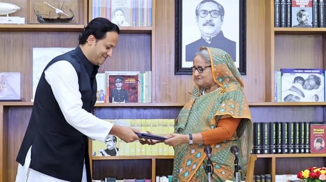 প্রধানমন্ত্রীর কাছে এসএসসির ফল হস্তান্তর