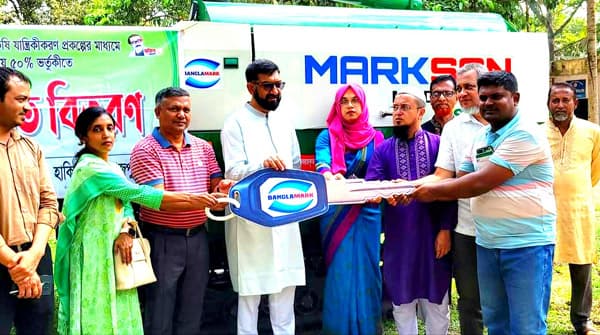 হিলিতে কৃষকের মাঝে ভর্তুকী মূল্যে হারভেস্টার মেশিন বিতরণ