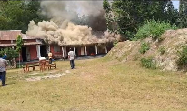 আদিতমারীতে ক্লাস চলাকালীন স্কুলে আগুন!