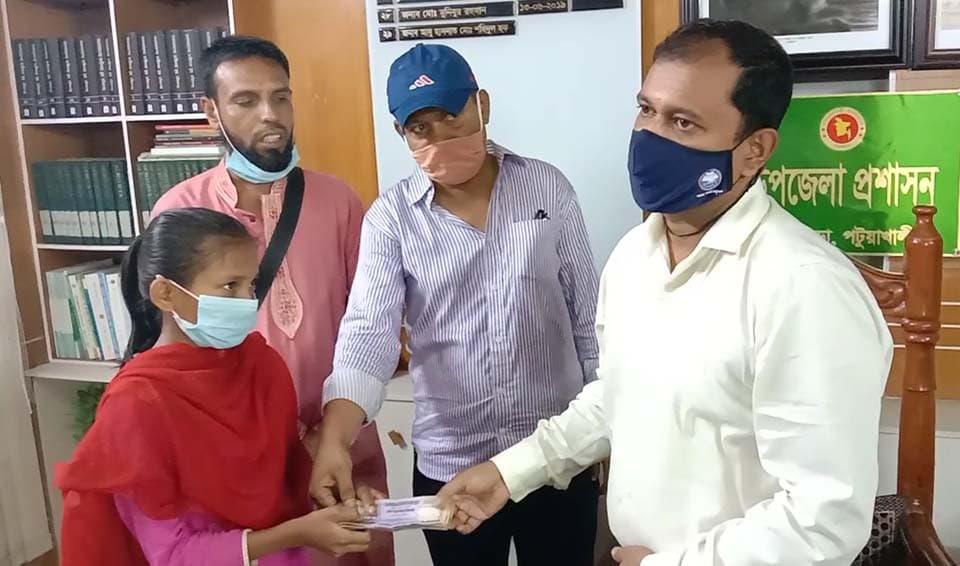 শিকলবন্ধী মা ও শিশু রুবিনাকে অর্থ সহায়তা