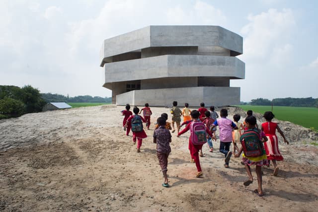 উপকূলীয় নয় জেলায় নির্মিত হচ্ছে সাইক্লোন সেল্টার