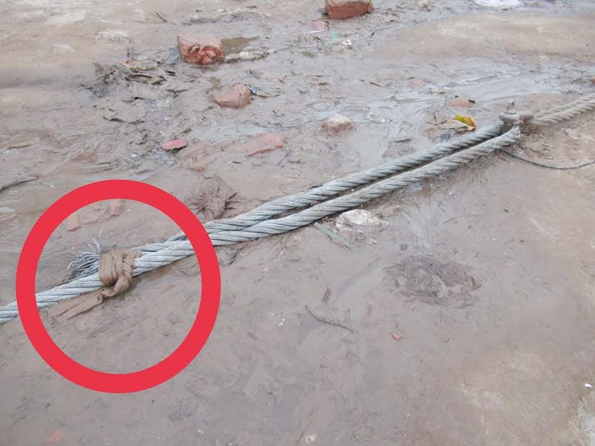 দৌলতদিয়ায় পন্টুনের তার কাপড় দিয়ে বাঁধা!