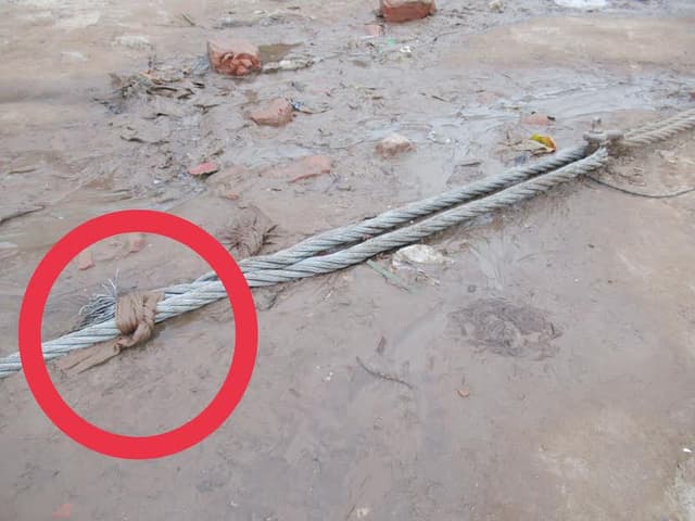 দৌলতদিয়ায় পন্টুনের তার কাপড় দিয়ে বাঁধা!