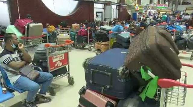 যাত্রী হয়রানি বন্ধ হচ্ছেনা হযরত শাহজালাল বিমানবন্দরে