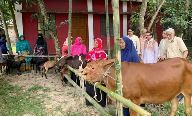 দেবীদ্বারে সুবিধাবঞ্চিত নারীদের মাঝে গরু ও ছাগল বিতরণ