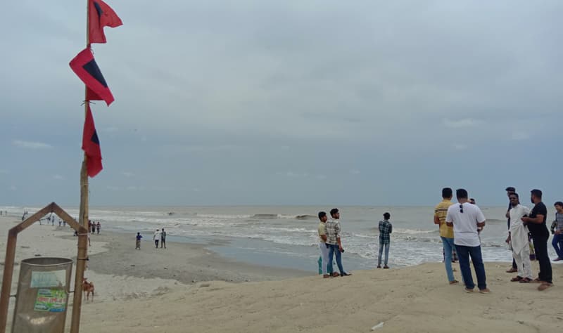 পায়রায় ৮ নম্বর সতর্ক সংকেত, উত্তাল সমুদ্র, সরিয়ে নেয়া হয়েছে পর্যটকদের